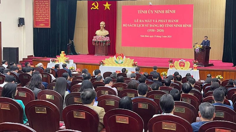 Quang cảnh Lễ ra mắt và phát hành bộ sách Lịch sử Đảng bộ tỉnh Ninh Bình. (Ảnh: XUÂN TRƯỜNG)