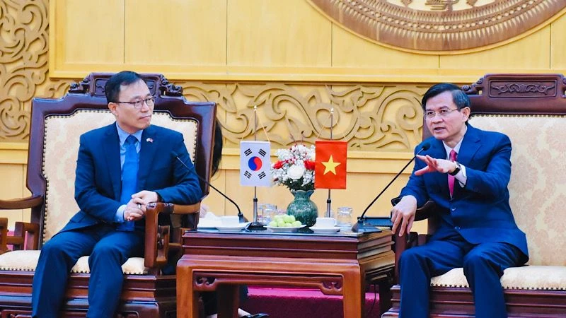 Đồng chí Bí thư Tỉnh ủy Ninh Bình Đoàn Minh Huấn trao đổi cùng Đại sứ đặc mệnh toàn quyền Đại Hàn Dân Quốc tại Việt Nam Choi Youngsam. (Ảnh: XUÂN TRƯỜNG)