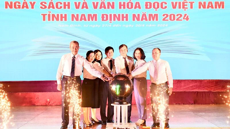 Các đại biểu bấm nút khai mạc Ngày Sách và Văn hóa đọc Việt Nam tỉnh Nam Định năm 2024. (Ảnh: XUÂN TRƯỜNG)