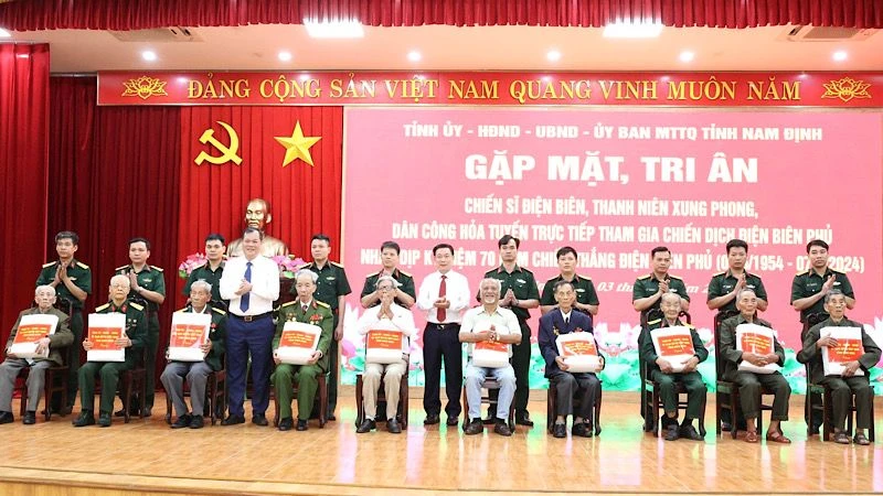 Lãnh đạo tỉnh Nam Định tặng quà, tri ân tới các chiến sĩ Điện Biên, thanh niên xung phong, dân công hỏa tuyến, thân nhân liệt sĩ trực tiếp tham gia chiến dịch Điện Biên Phủ.