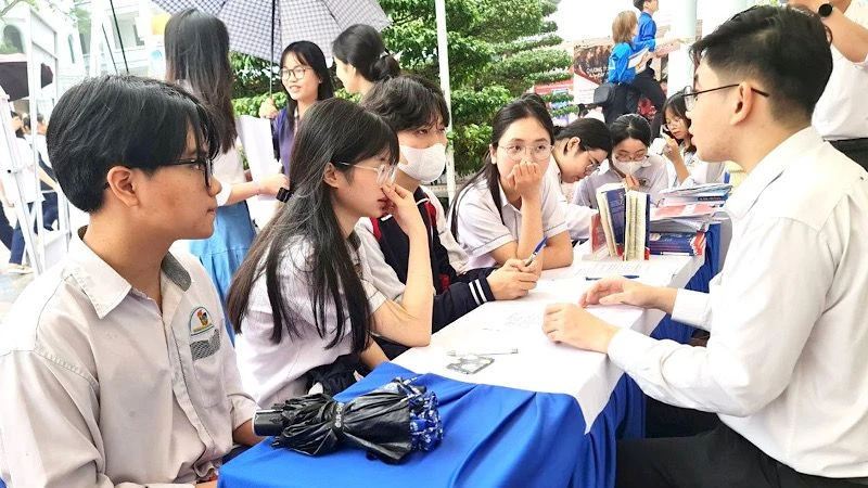 Tư vấn chọn ngành, nghề phù hợp cho học sinh trung học phổ thông trên địa bàn thành phố Nam Định, tỉnh Nam Định tại Ngày hội hướng nghiệp và tư vấn tuyển sinh năm 2024.
