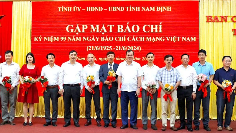 Các đồng chí lãnh đạo tỉnh Nam Định chúc mừng cán bộ, phóng viên các cơ quan báo chí Trung ương thường trú, hoạt động trên địa bàn tỉnh nhân kỷ niệm 99 năm Ngày Báo chí cách mạng Việt Nam (21/6/1925-21/6/2024).