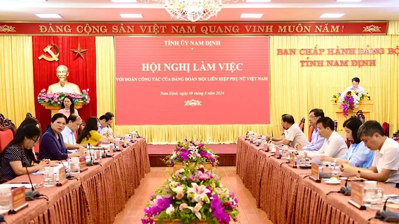 Quang cảnh buổi làm việc.