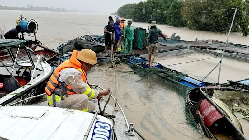 Tổ công tác Cảnh sát giao thông đường thủy, thuộc Phòng Cảnh sát giao thông Công an tỉnh Nam Định tiếp cận, cứu giúp gia đình 3 người trên bè cá trôi dạt trên sông Hồng.