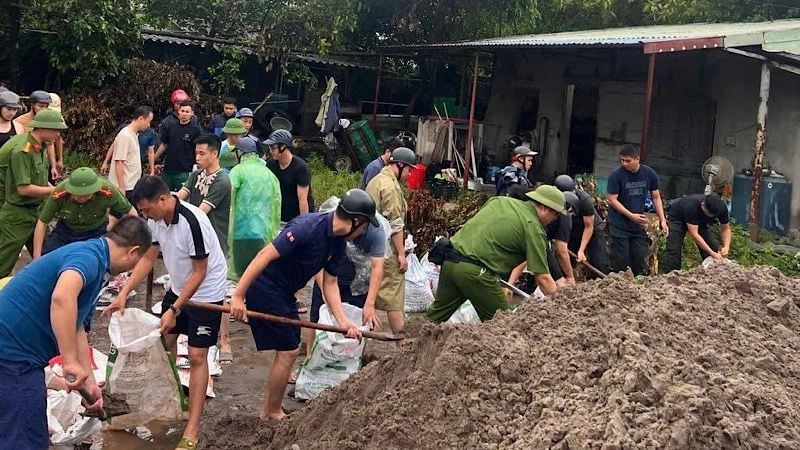 Các lực lượng thuộc thành phố Nam Định (tỉnh Nam Định) phối hợp gia cố điểm xung yếu, phòng ngừa sự cố đê.