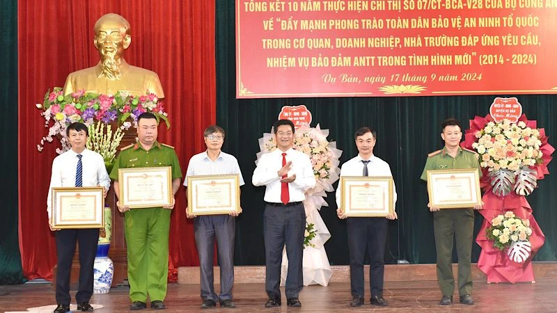 Nhiều tập thể, cá nhân có thành tích tiêu biểu trong phong trào toàn dân bảo vệ an ninh Tổ quốc trong các cơ quan, doanh nghiệp, nhà trường ở tỉnh Nam Định được tuyên dương, khen thưởng.