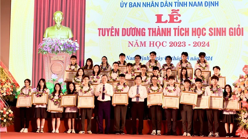 Tỉnh Nam Định khen thưởng các học sinh giỏi, năm học 2023-2024. (Ảnh: XUÂN TRƯỜNG).