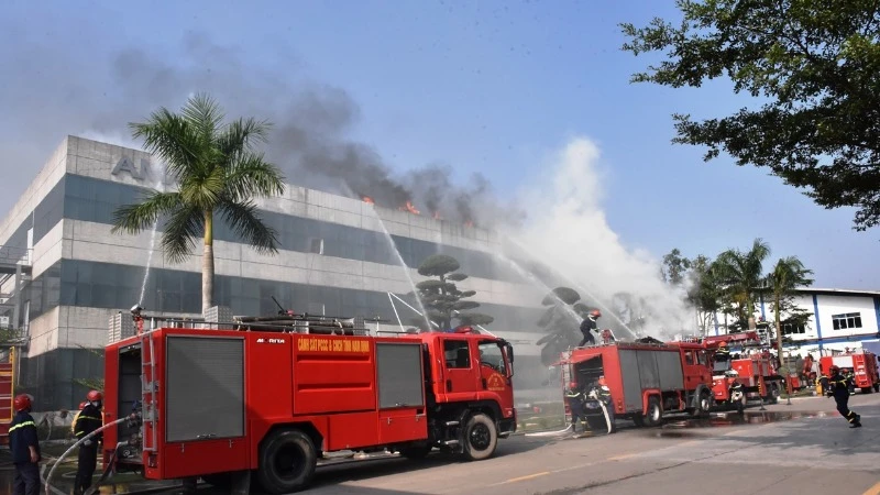 Lực lượng, phương tiện của Phòng Cảnh sát phòng cháy chữa cháy và cứu nạn cứu hộ (Công an tỉnh Nam Định) tham gia diễn tập. (Ảnh: XUÂN TRƯỜNG)