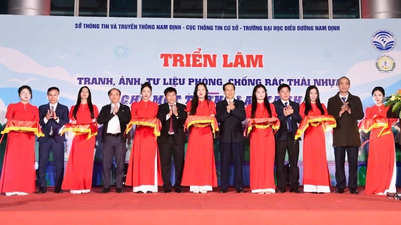 Các đại biểu cắt băng khai mạc triển lãm. (Ảnh: XUÂN TRƯỜNG)