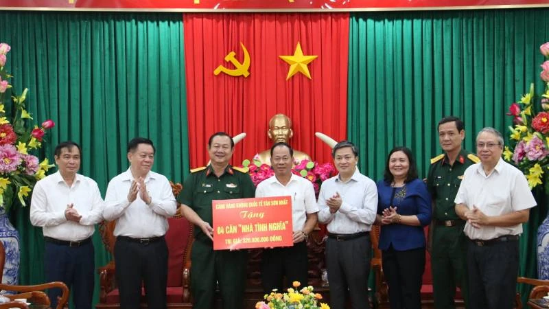 Đoàn công tác Ban Tuyên giáo Trung ương trao bảng tượng trưng xây dựng nhà tình nghĩa cho gia đình chính sách tại tỉnh Bến Tre.