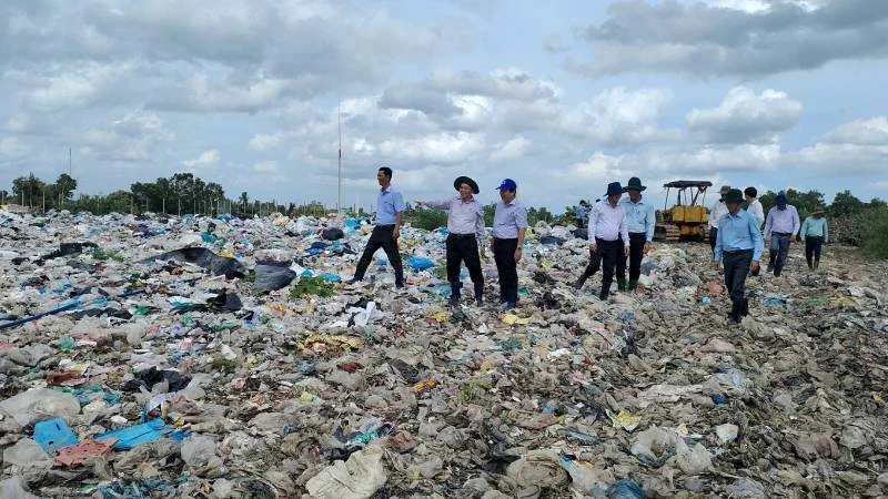 Đoàn lãnh đạo tỉnh Bến Tre khảo sát tiến độ xử lý ô nhiễm môi trường tại bãi rác An Hiệp