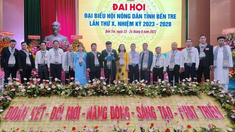 Đại biểu được bầu dự Đại hội đại biểu toàn quốc Hội Nông dân Việt Nam ra mắt tại Đại hội.