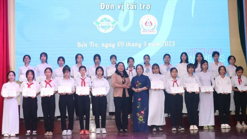 Trao học bổng Nguyễn Thị Định cho học sinh vượt khó, học giỏi