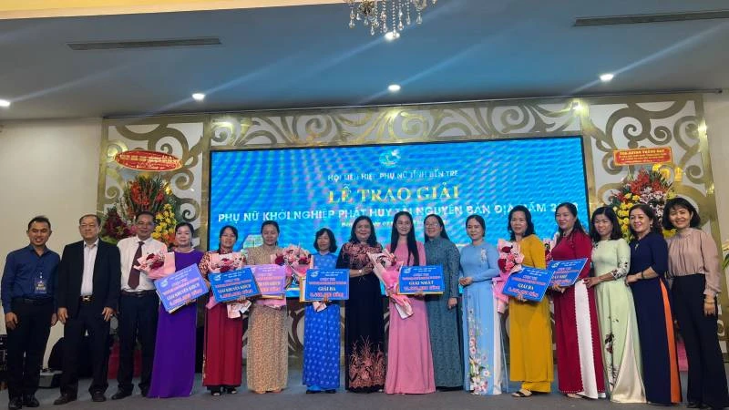 Ban Tổ chức trao giải cho các ý tưởng, dự án phụ nữ khởi nghiệp đoạt giải tại cuộc thi.