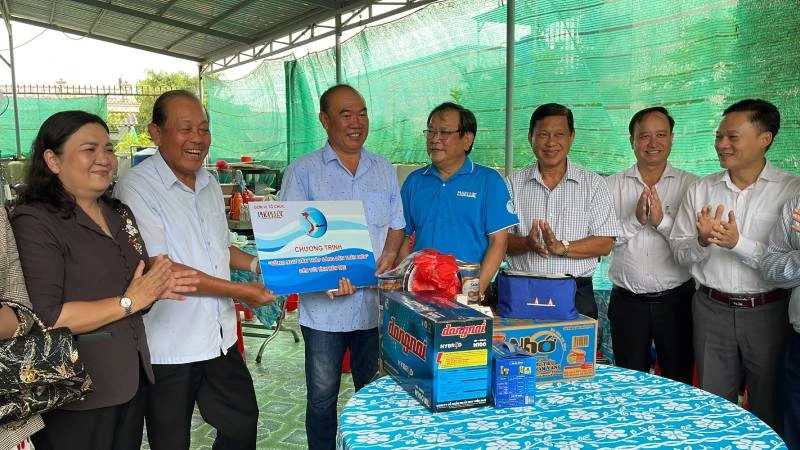 Nguyên Phó Thủ tướng Thường trực Chính phủ Trương Hòa Bình cùng lãnh đạo địa phương tặng quà cho ngư dân.