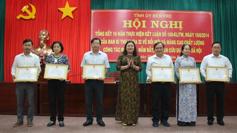 Phó Bí thư Thường trực Tỉnh ủy Bến Tre Hồ Thị Hoàng Yến trao Bằng khen cho các tập thể đạt thành tích xuất sắc.