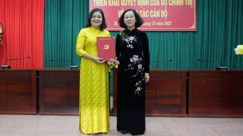 Đồng chí Trương Thị Mai trao quyết định của Bộ Chính trị phân công đồng chí Hồ Thị Hoàng Yến giữ chức Quyền Bí thư Tỉnh ủy Bến Tre.