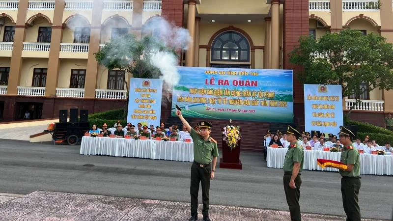 Đại tá Trương Sơn Lâm, Giám đốc Công an tỉnh Bến Tre bắn súng phát lệnh ra quân thực hiện cao điểm tấn công, trấn áp tội phạm.