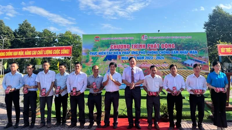 Lãnh đạo huyện Chợ Lách trao tặng dụng cụ đo độ mặn giúp người dân