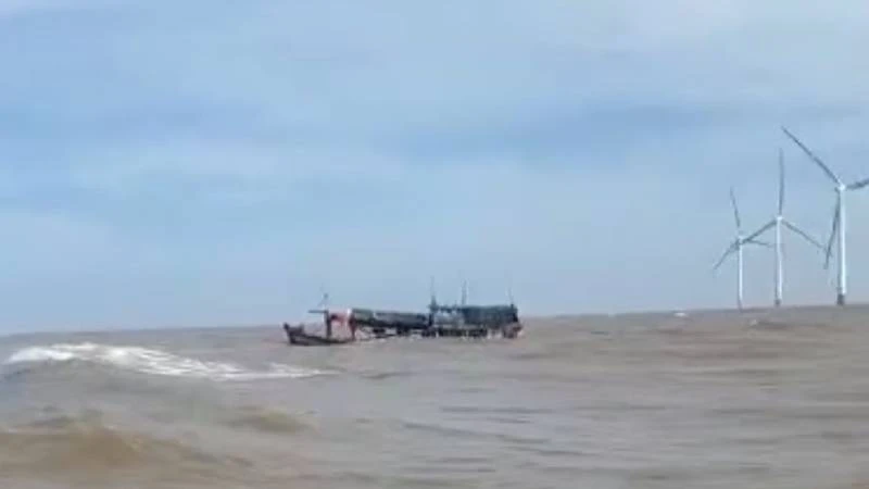Tàu đánh cá gặp nạn khi đang trên đường vào bờ.