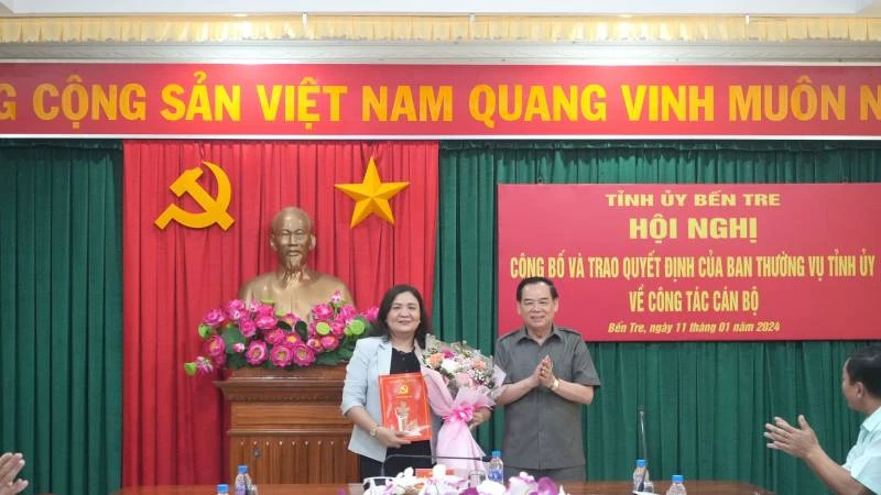 Phó Bí thư Tỉnh ủy, Chủ tịch Ủy ban nhân dân tỉnh Bến Tre Trần Ngọc Tam trao Quyết định và hoa chúc mừng đồng chí Hồ Thị Hoàng Yến