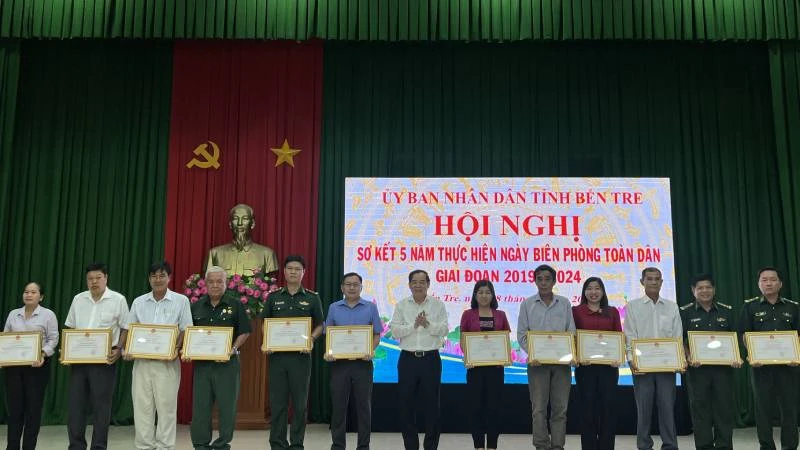 Lãnh đạo tỉnh Bến Tre trao Bằng khen cho các tập thể, cá nhân đạt thành tích xuất sắc trong thực hiện "Ngày Biên phòng toàn dân".