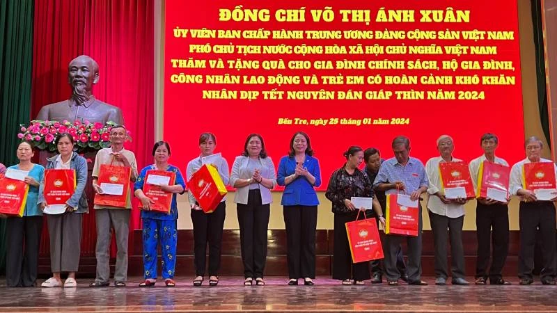 Phó Chủ tịch nước Võ Thị Ánh Xuân cũng lãnh đạo chính quyền địa phương tặng quà Tết tại tỉnh Bến Tre.