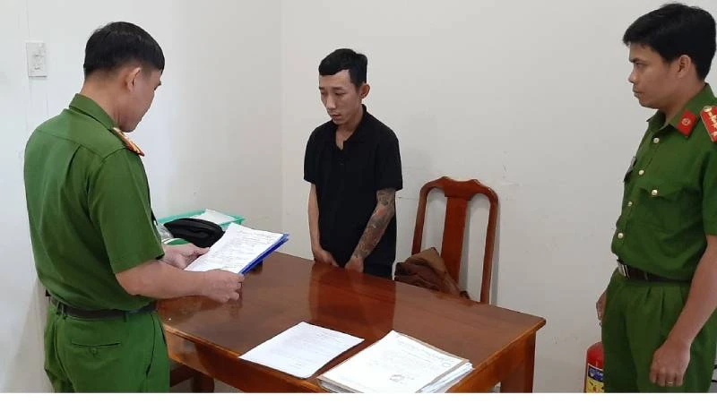 Cơ quan Công an thi hành các quyết định khởi tố bị can, bắt tạm giam đối với Nguyễn Hoài Hận.