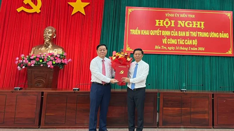 Đồng chí Nguyễn Trọng Nghĩa, Bí thư Trung ương Đảng, Trưởng Ban Tuyên giáo Trung ương trao quyết định cho đồng chí Trần Thanh Lâm giữ chức Phó Bí thư Tỉnh ủy Bến Tre.