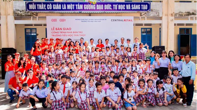 Thầy và trò Trường Tiểu học Tân Thủy vui mừng khi có Nhà bán trú cho học sinh
