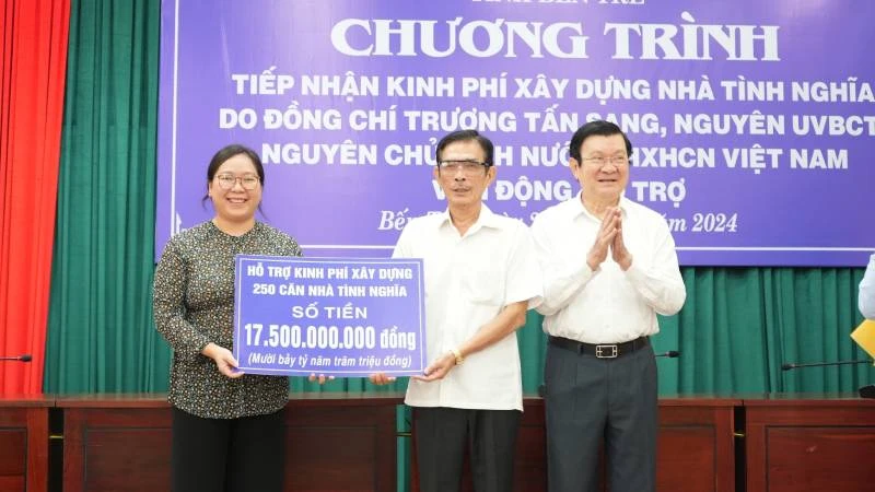 Đồng chí Trương Tấn Sang cùng đơn vị tài trợ trao bảng tượng trưng số tiền 17,5 tỷ đồng xây dựng 250 căn nhà tình nghĩa.