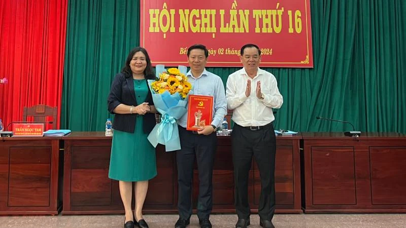 Quyền Bí thư Tỉnh ủy Bến Tre Hồ Thị Hoàng Yến trao quyết định phân công đồng chí Trần Thanh Lâm giữ chức Phó Bí thư Thường trực Tỉnh ủy Bến Tre nhiệm kỳ 2020-2025.