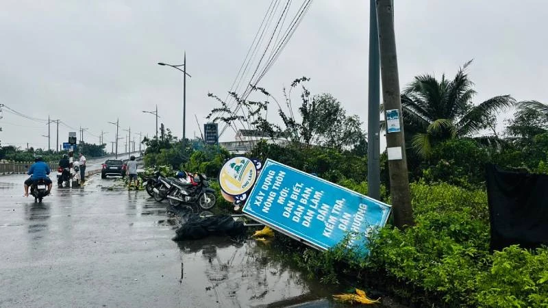 Lốc xoáy làm hư hỏng đường dây điện, biển quảng cáo tại huyện Chợ Lách. (Ảnh: HOÀNG TRUNG)