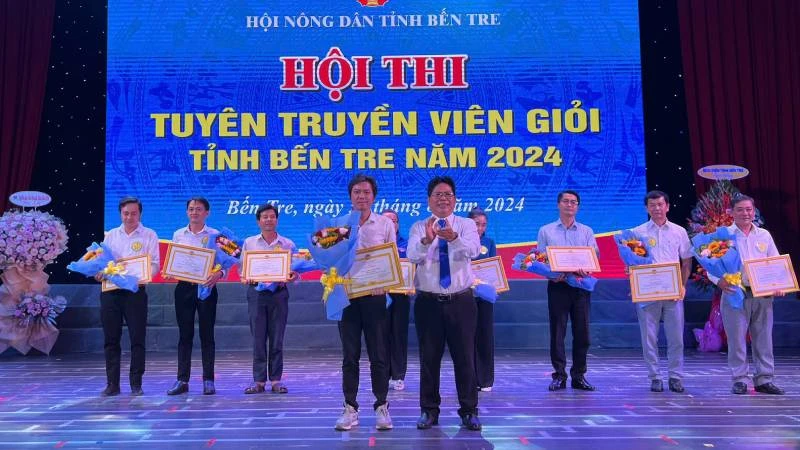 Ban tổ chức trao giải Nhất cho đơn vị huyện Giồng Trôm. (Ảnh: HOÀNG TRUNG)