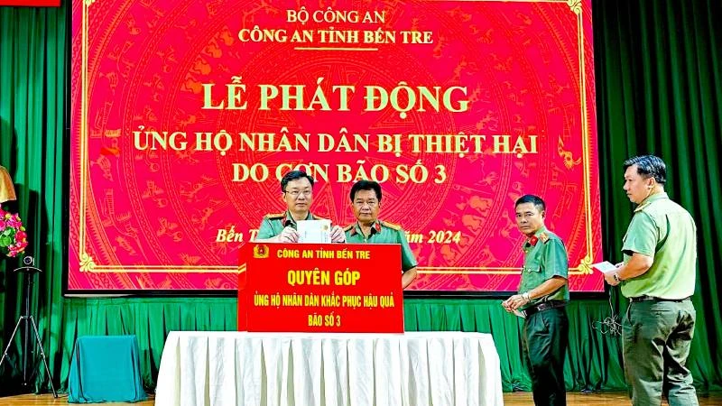 Công an tỉnh Bến Tre tổ chức phát động ủng hộ đồng bào thiệt hại do bão, lũ. (Ảnh: HOÀNG TRUNG)