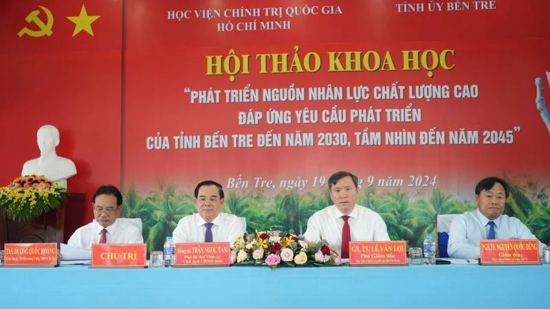 Đại biểu chủ trì tại Hội thảo về phát triển nguồn nhân lực chất lượng cao cả tỉnh Bến Tre. (Ảnh: HOÀNG TRUNG)