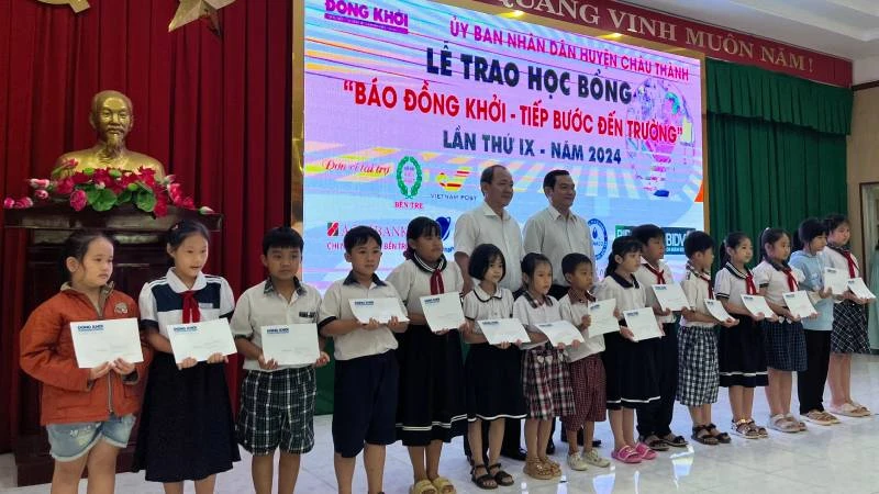 Đại biểu tham dự buổi lễ trao học bổng "Báo Đồng Khởi - Tiếp bước đến trường". (Ảnh: HOÀNG TRUNG)