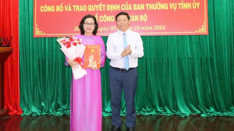 Phó Bí thư Thường trực Tỉnh ủy Bến Tre Trần Thanh Lâm trao quyết định bổ nhiệm đồng chí Nguyễn Trúc Hạnh giữ chức Trưởng Ban Tuyên giáo Tỉnh ủy. (Ảnh: HOÀNG TRUNG)