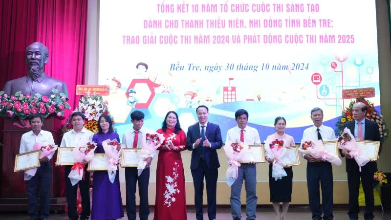 Lãnh đạo tỉnh Bến Tre trao Bằng khen của Chủ tịch Ủy ban nhân dân tỉnh Bến tre cho các tập thể, cá nhân đạt thành tích xuất sắc. (Ảnh: HOÀNG TRUNG)