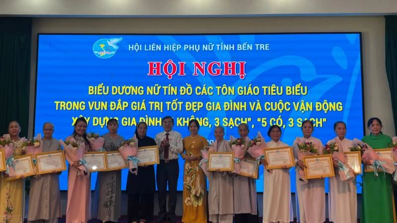 Tặng Bằng khen cho nữ tín đồ tôn giáo tiêu biểu tại tỉnh Bến Tre. (Ảnh: HOÀNG TRUNG)