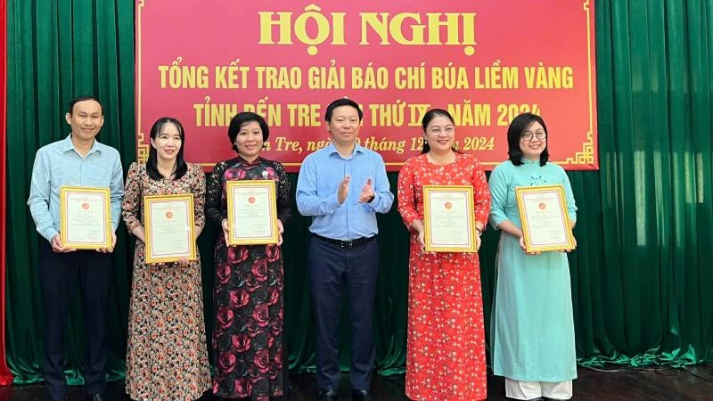 Phó Bí thư Thường trực Tỉnh ủy Bến Tre Trần Thanh Lâm trao giải Nhì cho các tác giả. (Ảnh: HOÀNG TRUNG)