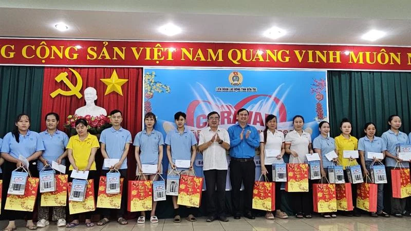 Lãnh đạo tỉnh Bến tre tặng quà cho người lao động có hoàn cảnh khó khăn tại Khu Công nghiệp Giao Long. (Ảnh: HOÀNG TRUNG)