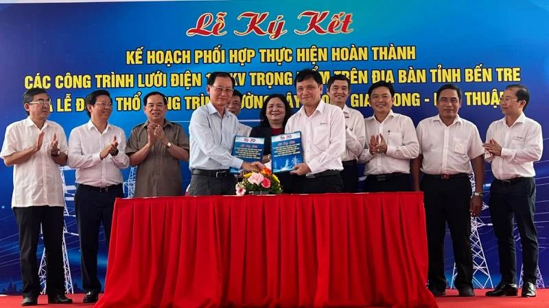 Lãnh đạo tỉnh Bến Tre và Tổng Công ty Điện lực miền nam ký kết phối hợp hoàn thành lưới điện 110kV. (Ảnh: HOÀNG TRUNG) 