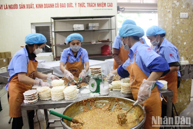 Cơ sở sản xuất kẹo cu đơ Phong Nga (huyện Thạch Hà) huy động nhân lực, tăng ca để đáp ứng nhu cầu thị trường dịp Tết.