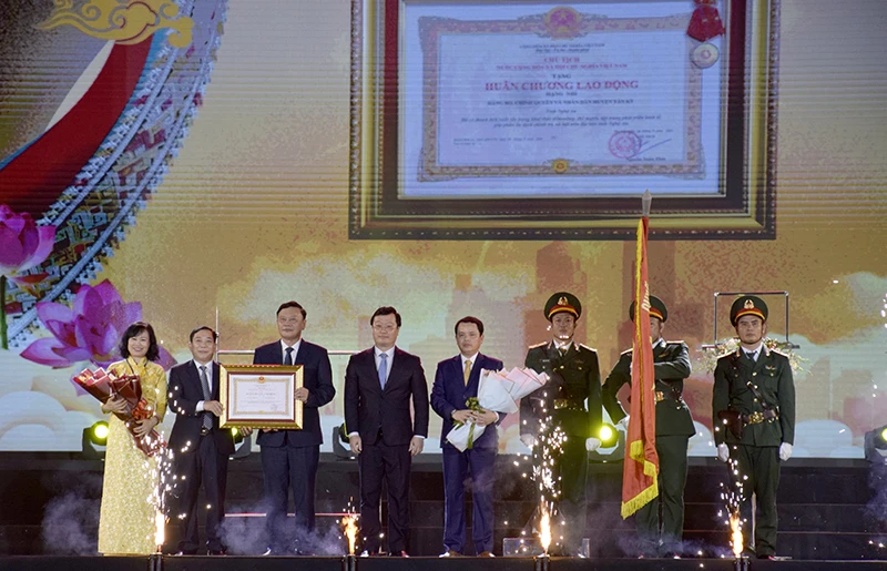 Thừa ủy quyền của Chủ tịch nước, đồng chí Nguyễn Đức Trung trao tặng Huân chương hạng nhì cho Đảng bộ, nhân dân huyện Tân Kỳ.