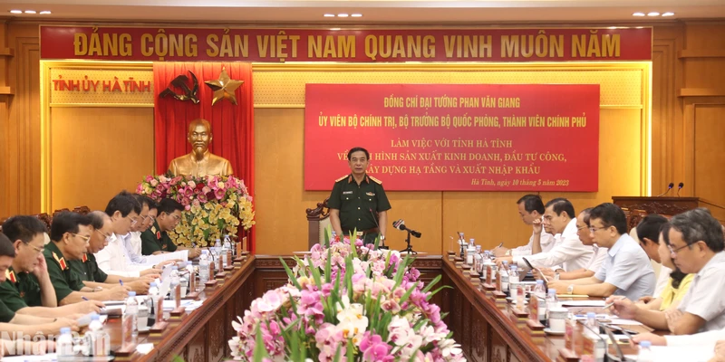 Quang cảnh buổi làm việc.