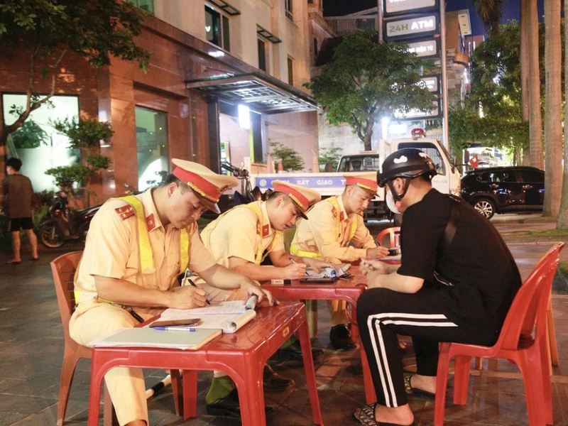 Công an thành phố Hà Tĩnh xử lý các trường hợp vi phạm trật tự an toàn giao thông.