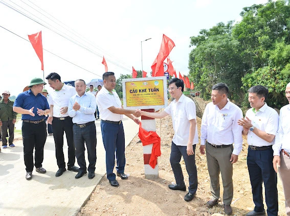 Đại diện chính quyền địa phương và các đơn vị chia vui với người dân xã Hương Vĩnh.