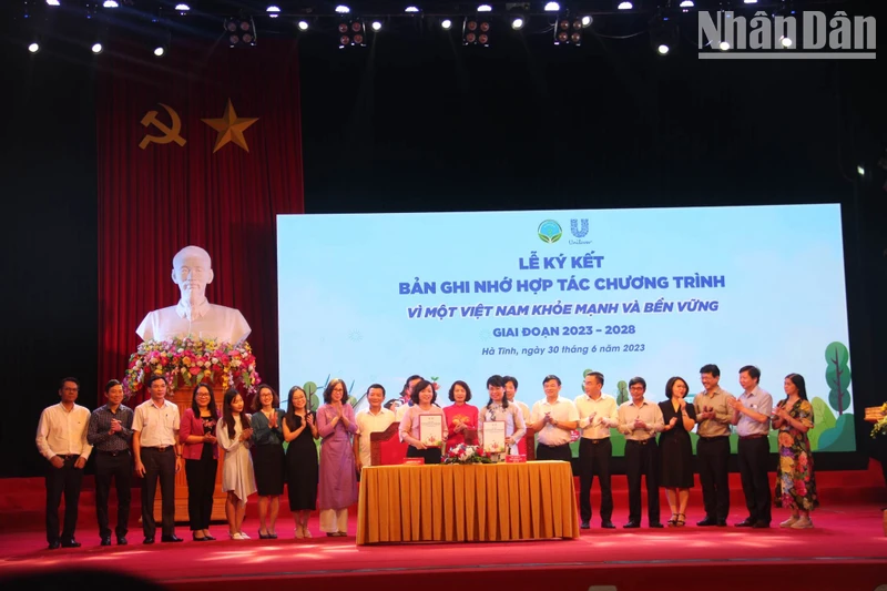 Cục Quản lý môi trường (Bộ Y tế) và Unilever Việt Nam ký kết Bản ghi nhớ hợp tác Chương trình Vì một Việt Nam khỏe mạnh và bền vững giai đoạn 2023-2028.
