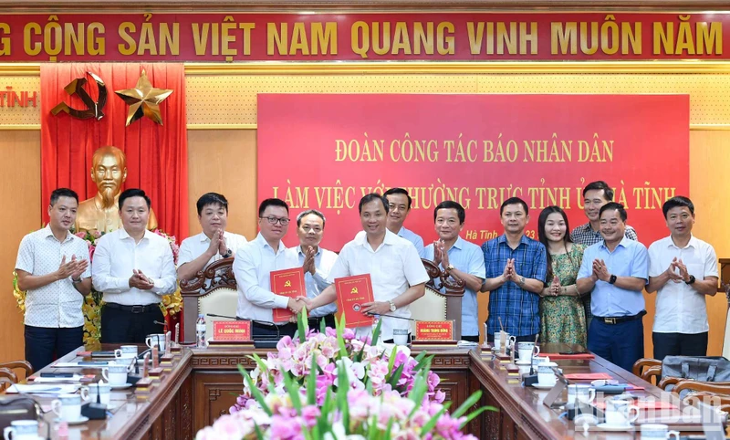 Lãnh đạo Báo Nhân Dân và tỉnh Hà Tĩnh ký kết chương trình phối hợp tuyên truyền giai đoạn 2023-2025.